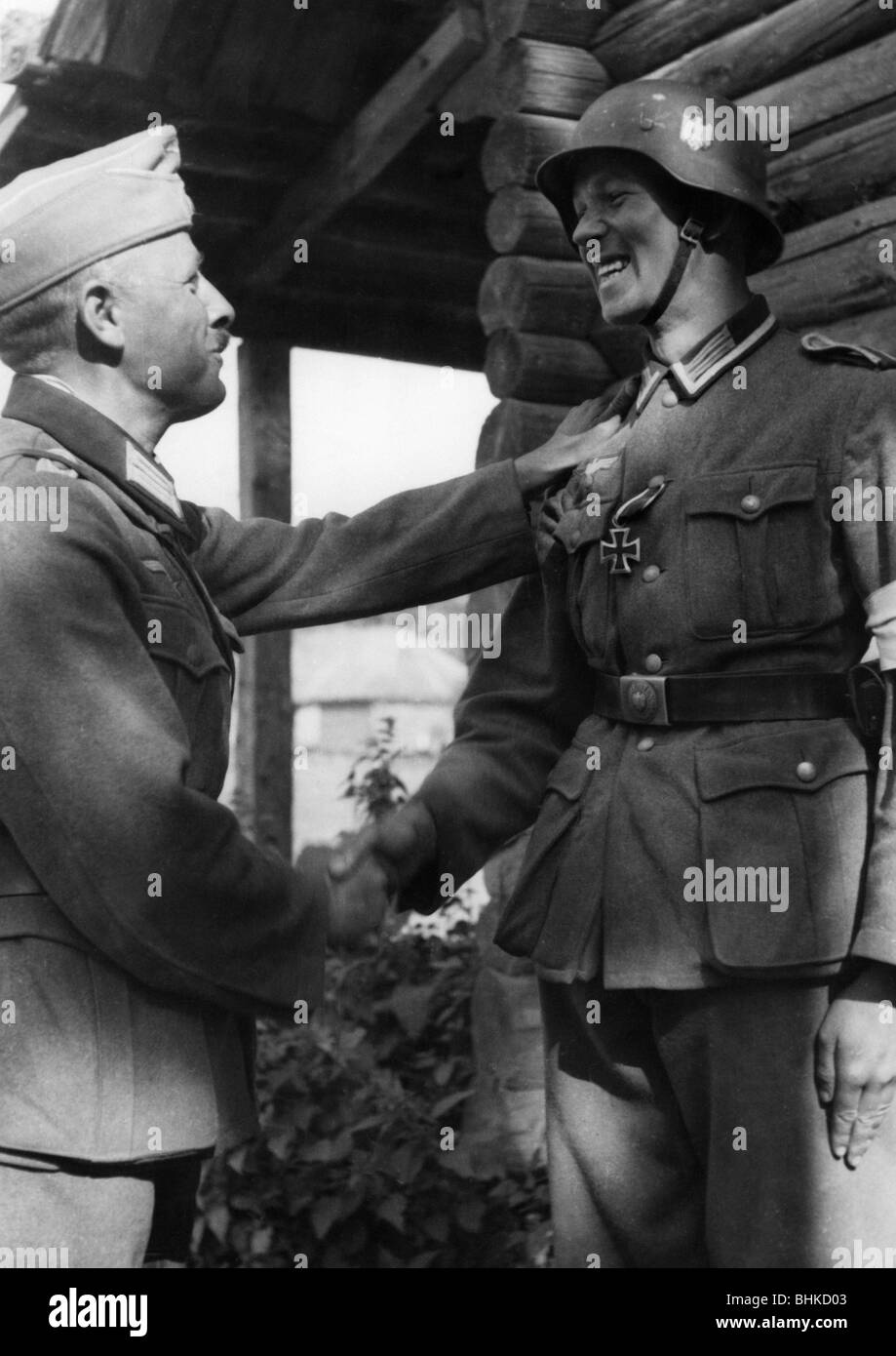 Nationalsozialismus/Nationalsozialismus, Militär, Wehrmacht, Armee, deutsche NCO, die das Eiserne Kreuz erhalten haben, um 1940, Stockfoto