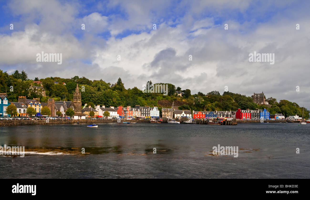 Blick auf die bunten Läden und Häuser am Hafen in Tobermory ein Dorf auf der Isle of Mull Schottland UK Stockfoto