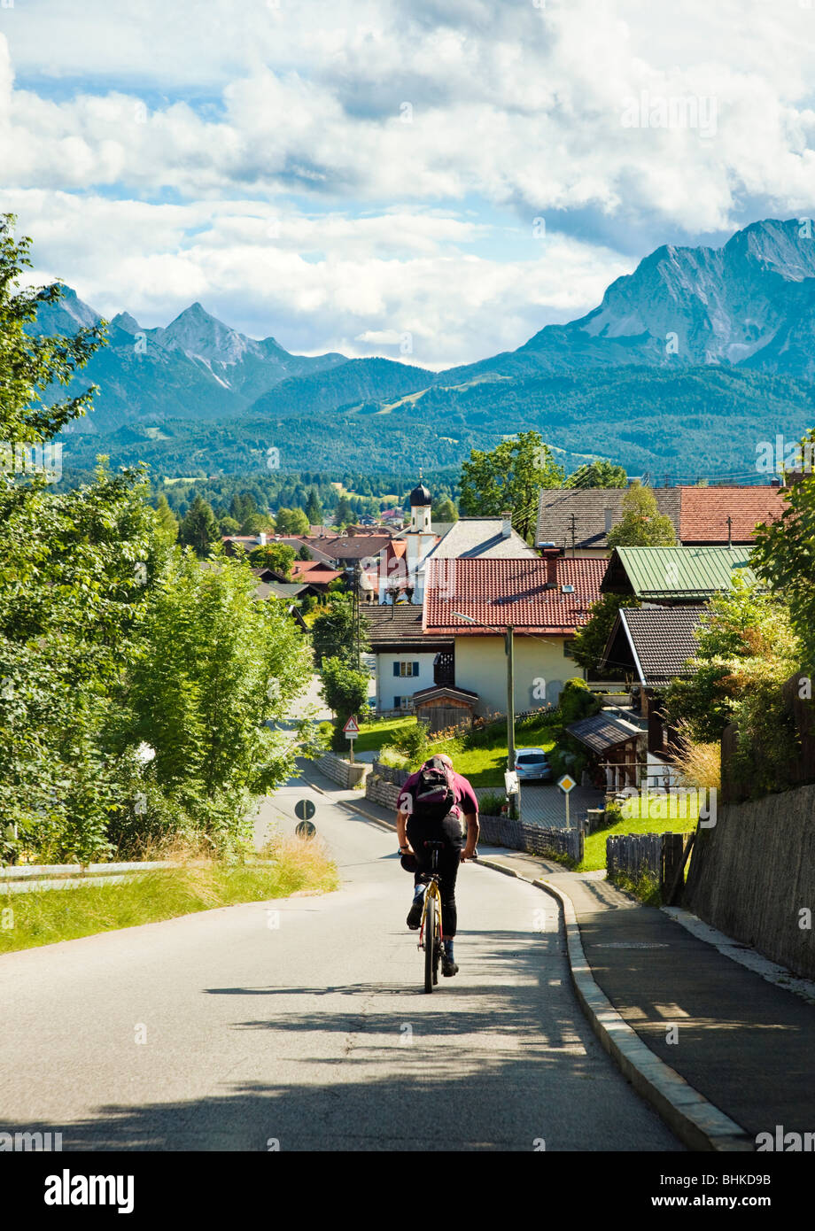 Radfahrer Radfahren in Richtung Wallgau Stadt in den Bayerischen Alpen, Bayern, Deutschland, Europa im Sommer Stockfoto