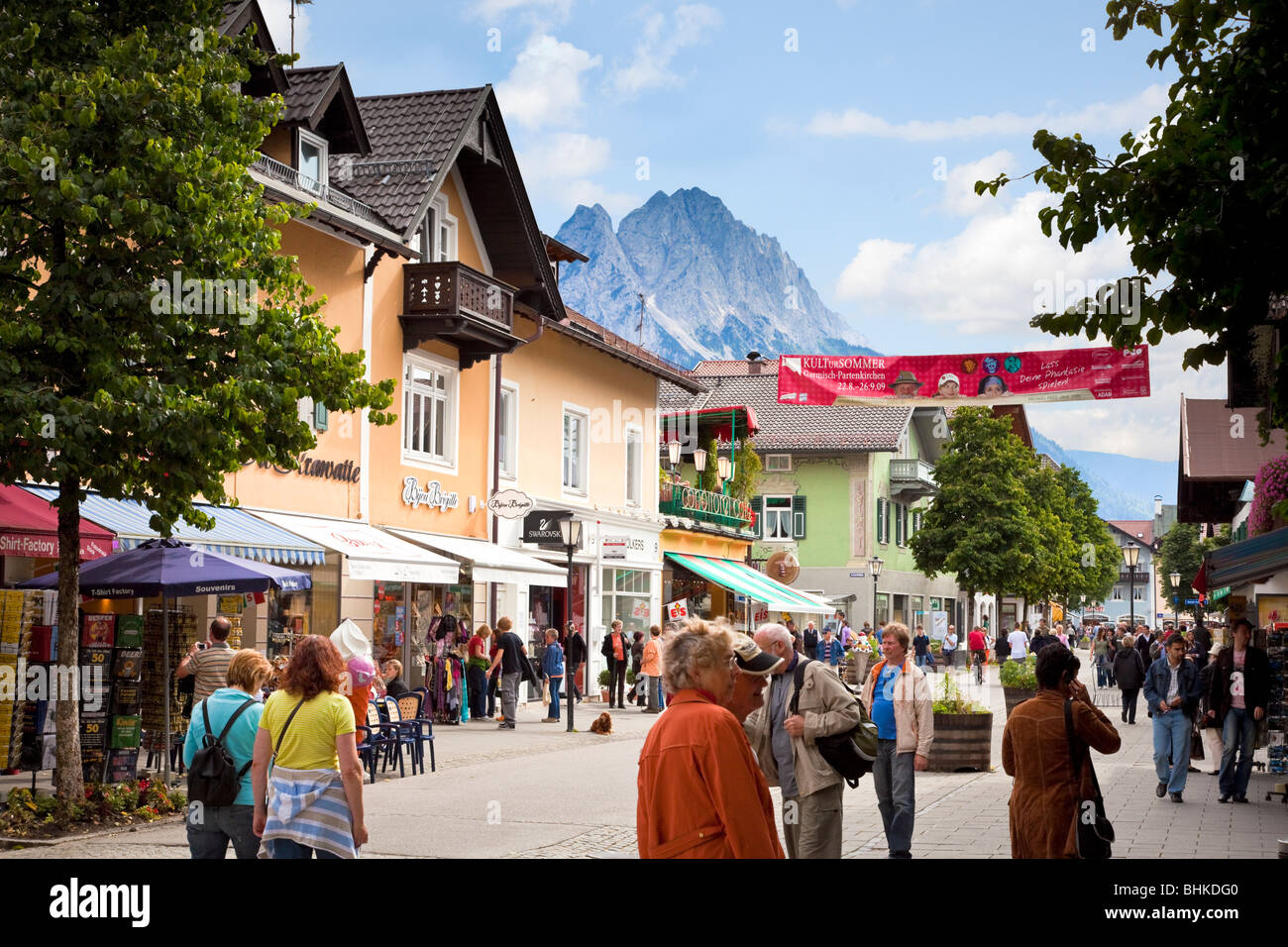 Garmisch Partenkirchen Straßenszene - Geschäfte in der Stadtzentrum, Deutschland, Bayern mit Zugspitze Berg im Hintergrund Stockfoto