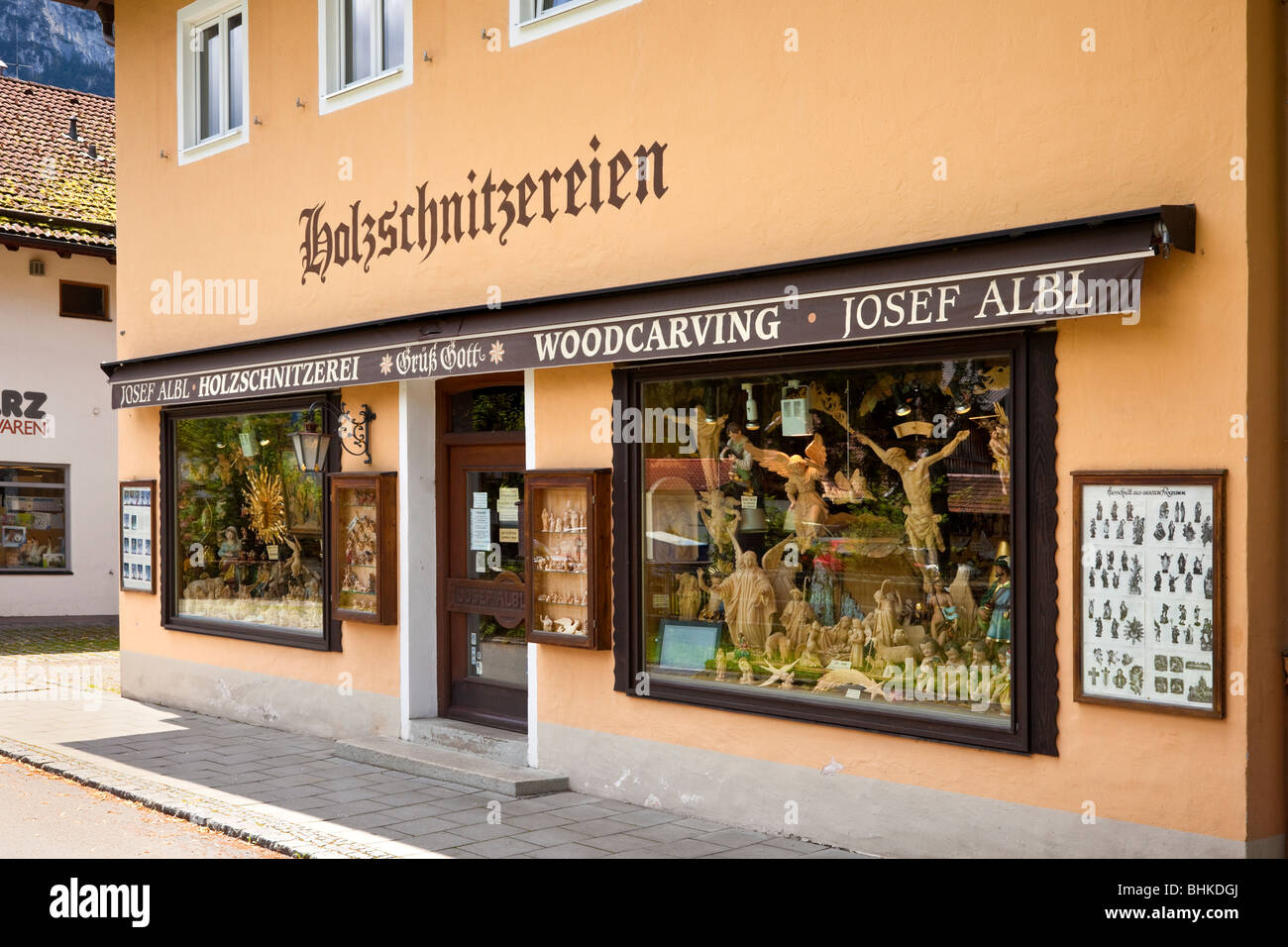 Traditionelle bayerische Holzschnitzerei Shop Oberammergau Bayern Deutschland Europa Stockfoto