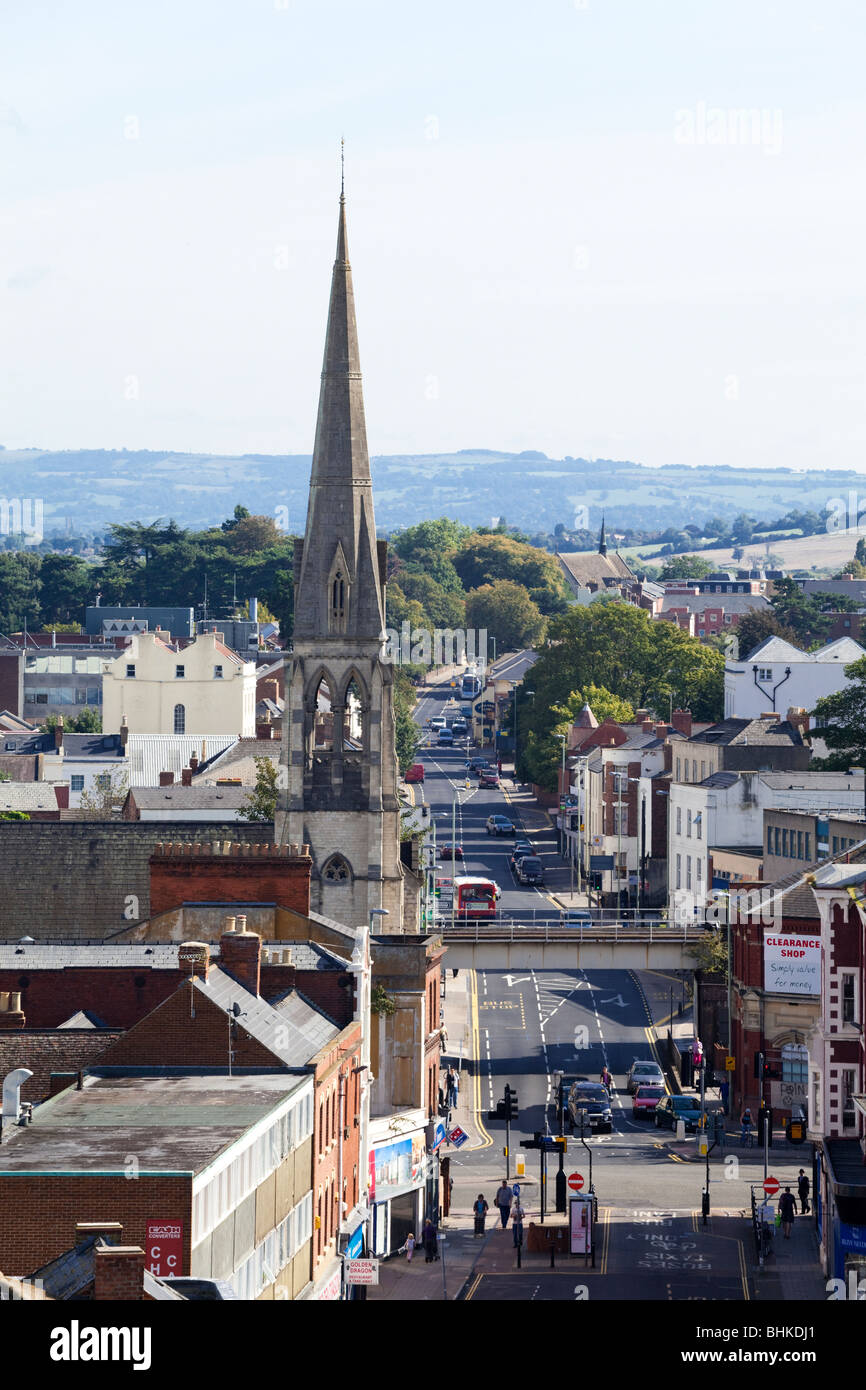 Blick nach Osten, vorbei an St Peters RC Kirche, auf der London Road, Gloucester Stockfoto