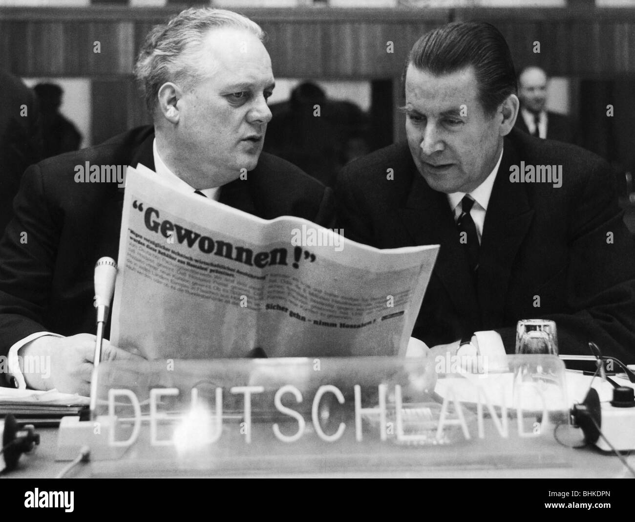 Schroeder, Gerhard, 11.10.1910 - 31.12.1989, deutscher Politiker (CDU), Bundesminister für Auswärtige Angelegenheiten 14.11.1961 - 30.11.1966, mit Bundeswirtschaftsminister Kurt Schmuecker, EWG-Sitzung in Baremburg vom 18.1.1966, Stockfoto