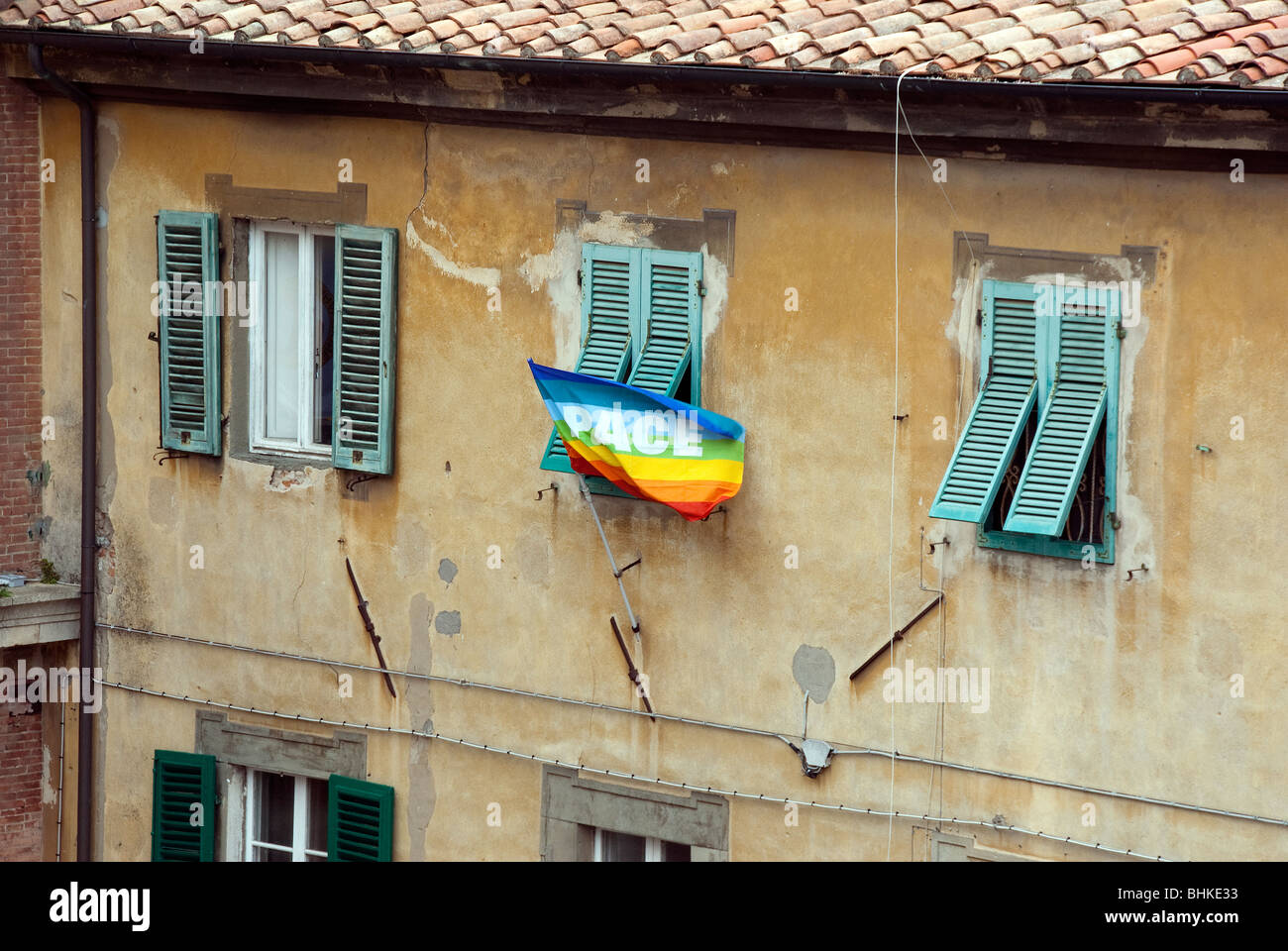 Frieden Flagge hing vor Fenster in der Toskana Italien Stockfoto