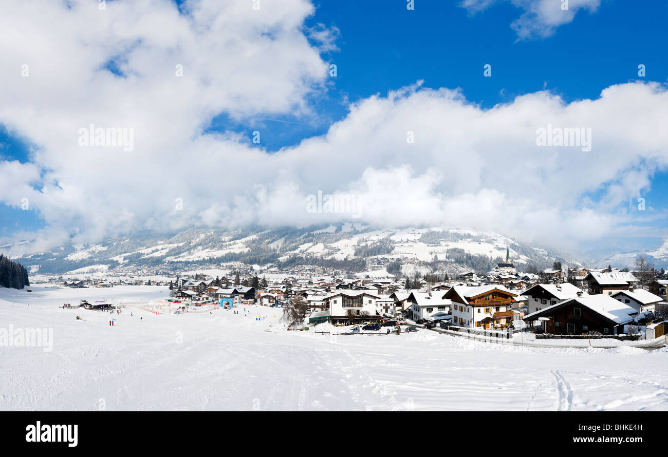 Blick über das Resort vom unteren Ende der Piste, Kirchberg, in der Nähe von Kitzbühel, Tirol, Österreich Stockfoto