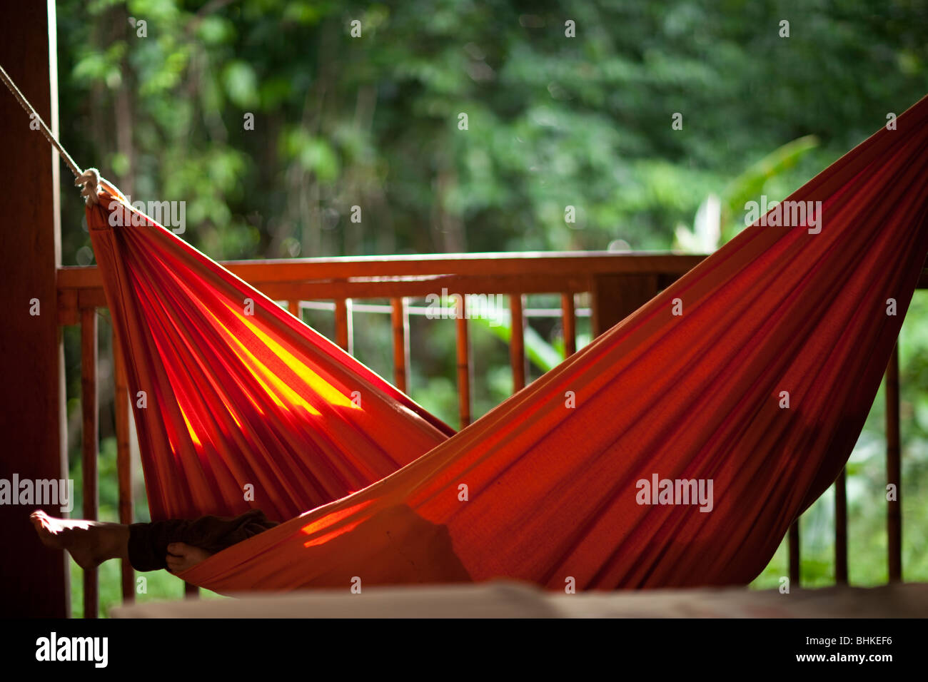 Ein Mädchen in einer Hängematte entspannen Stockfoto