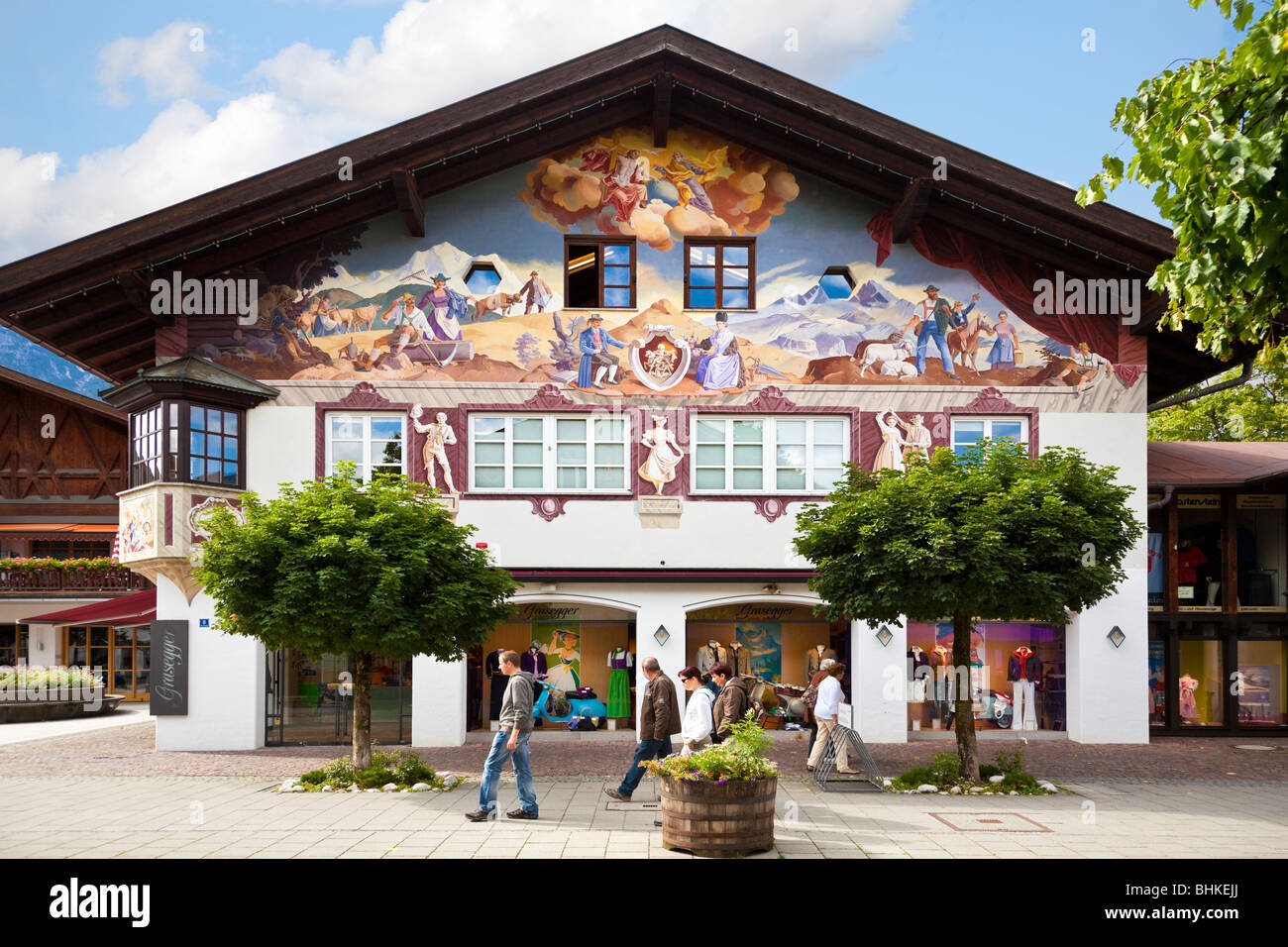 Läden und Geschäfte mit bemalt mit religiösen Wandmalereien in Garmisch-Partenkirchen, Bayern, Deutschland, Europa Stockfoto