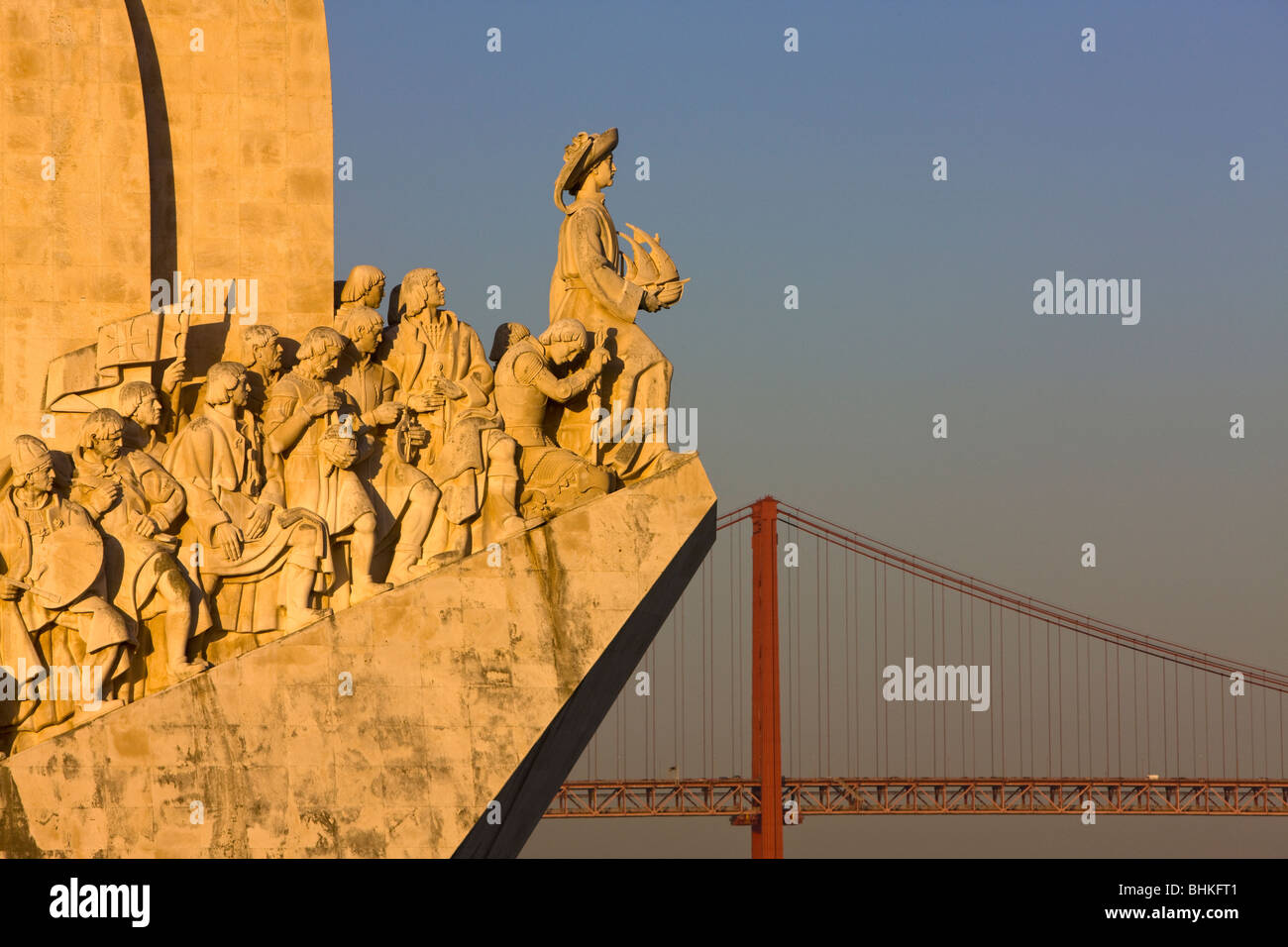 Portugal Lissabon Denkmal der Entdeckungen und Hängebrücke im späten Abendlicht. Stockfoto