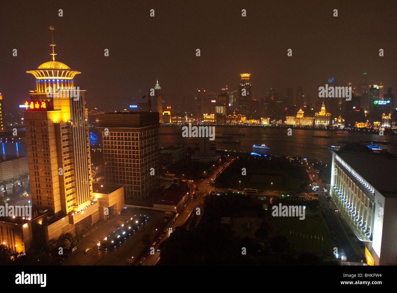 Aussicht auf den Bund aus der Oriental Pearl TV Tower in der Pudong-Area von Shanghai, China, Asien Stockfoto