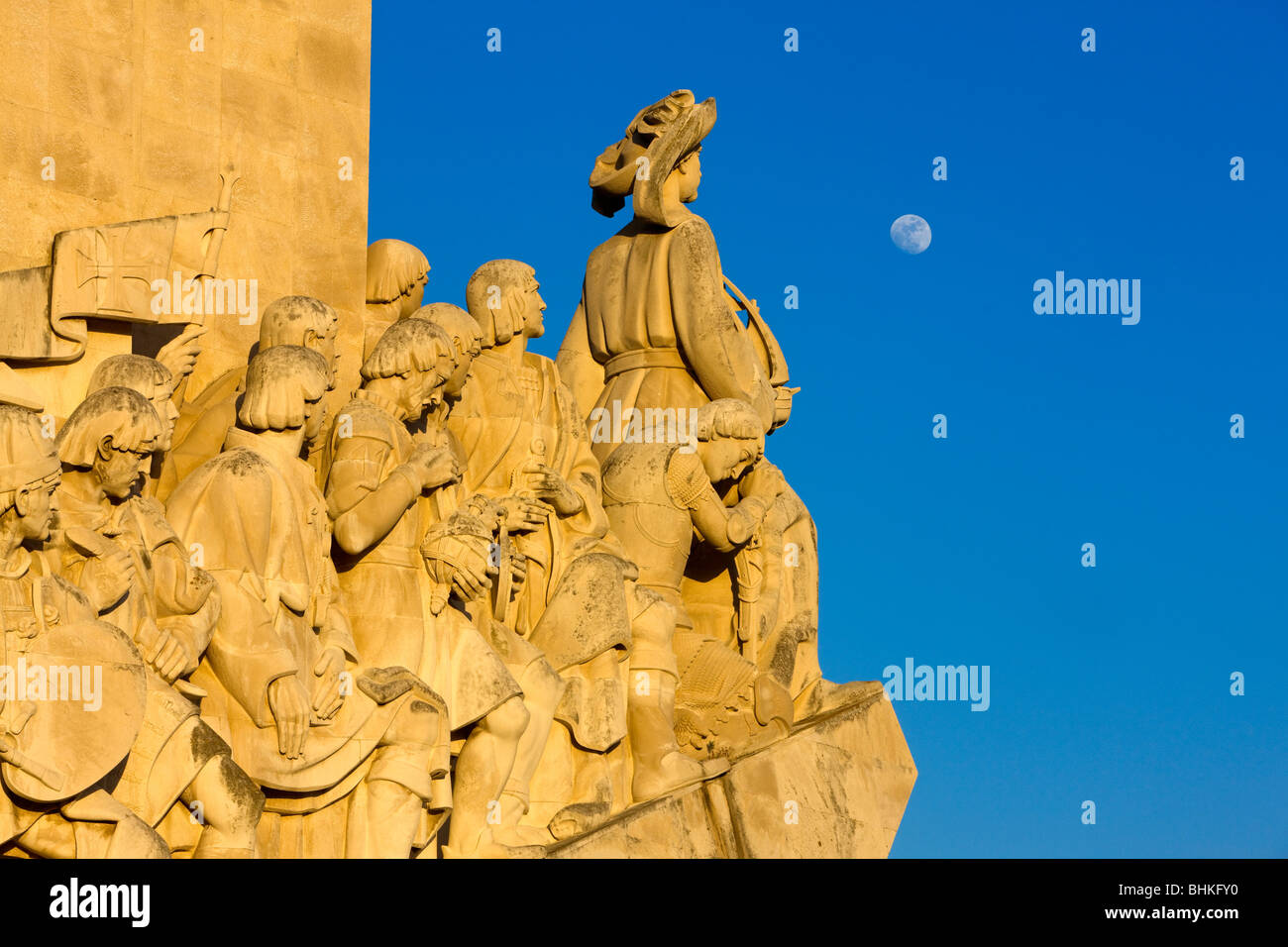 Portugal Lissabon Denkmal der Entdeckungen mit Mond im Himmel im späten Abendlicht Stockfoto