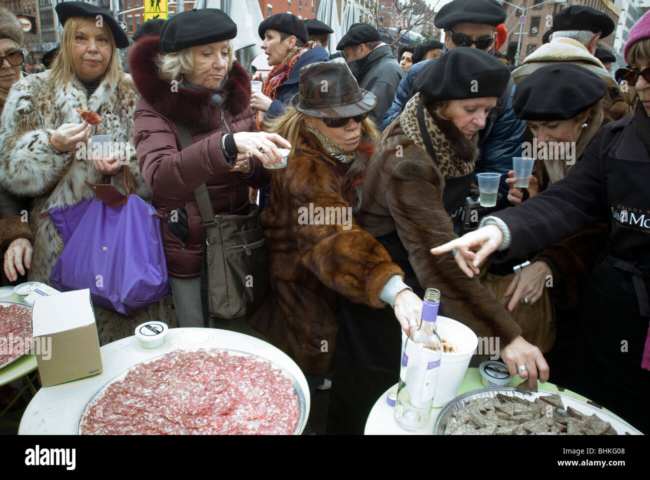 Französische Besucher, frankophilen und andere probieren Sie französische Küche im Meatpacking District in New York Stockfoto