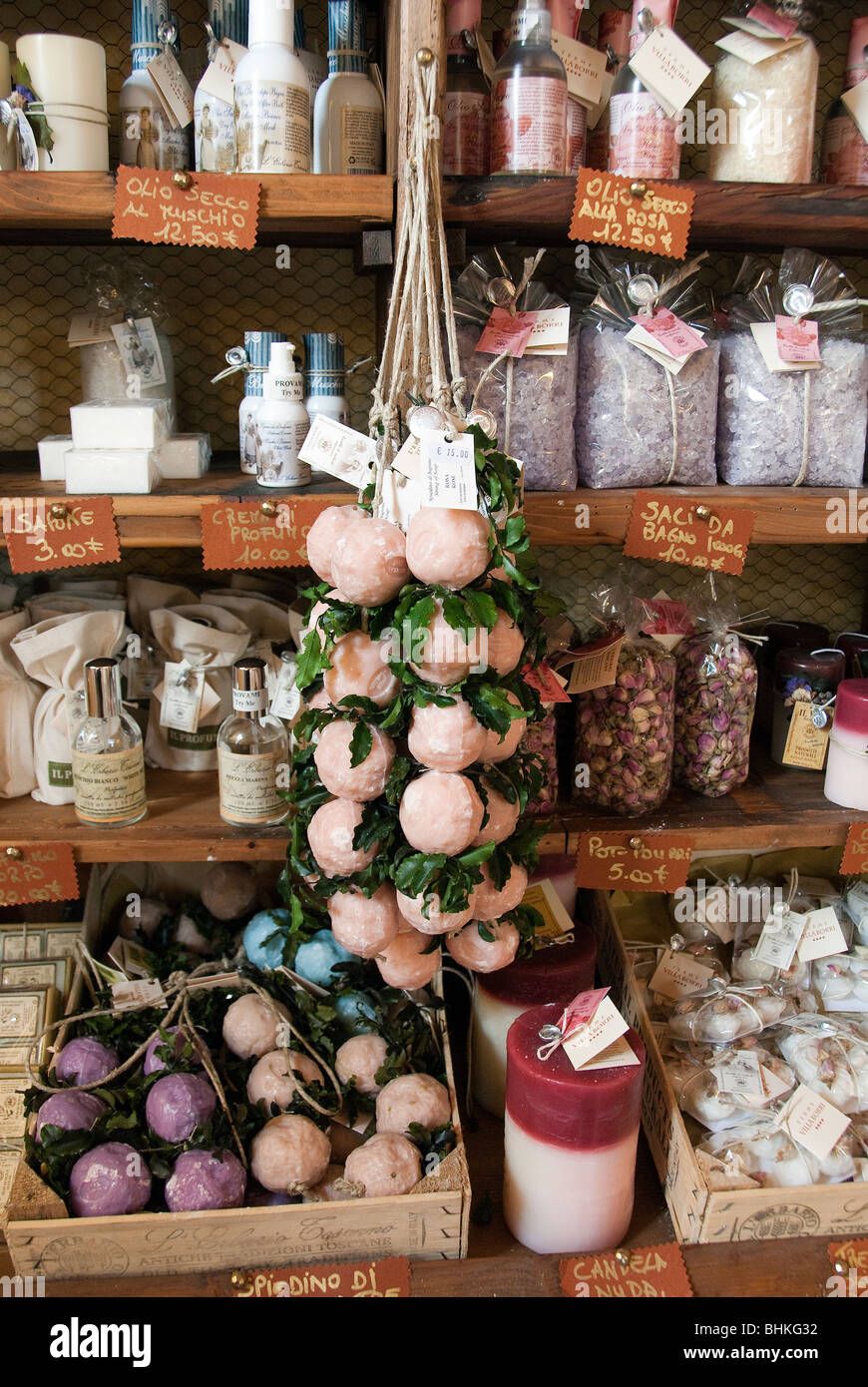 Naturseifen für Verkauf im Souvenirladen in den Bädern im San Casciana Terme, in der Nähe von Pisa Stockfoto