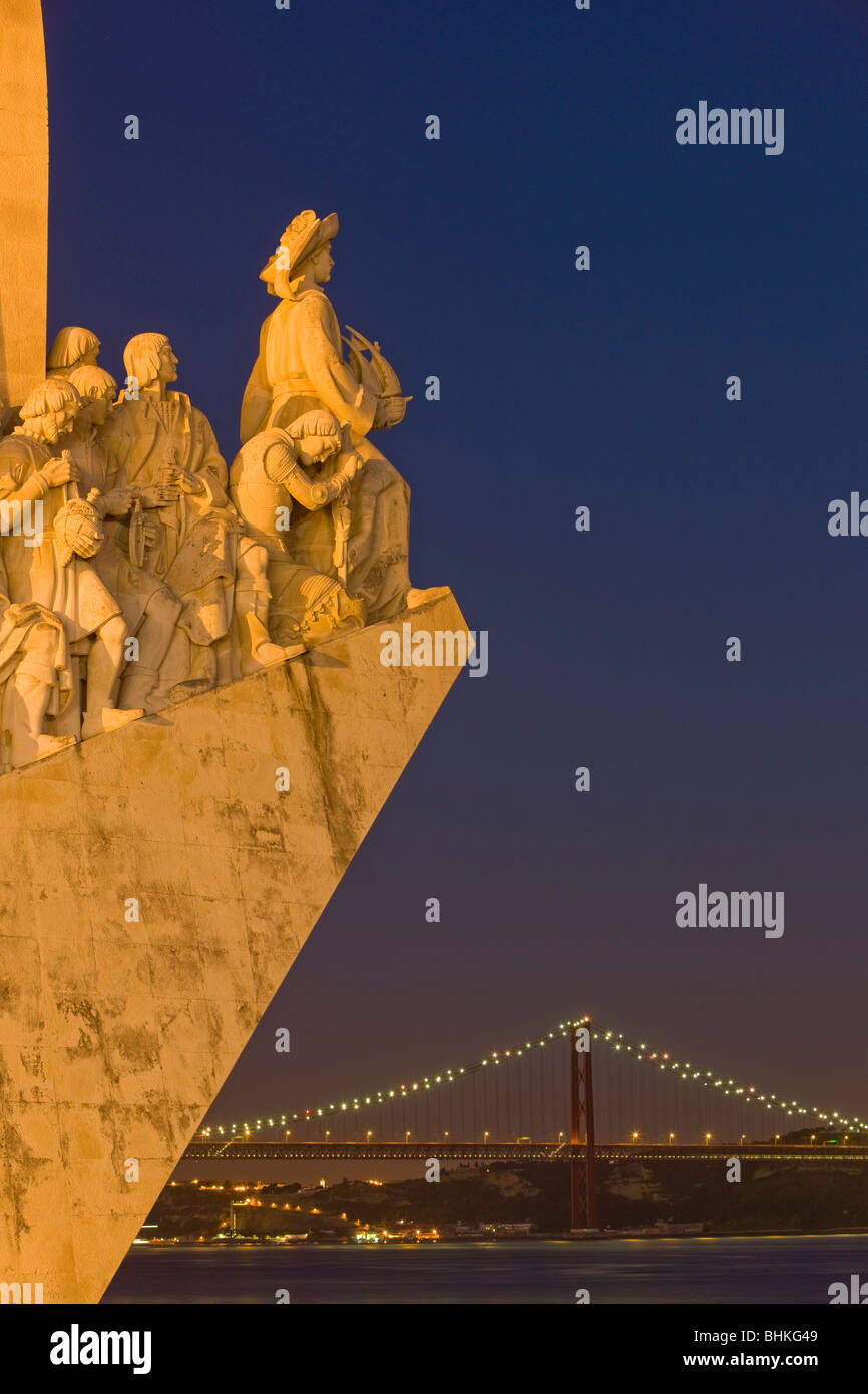 Portugal Lissabon Denkmal der Entdeckungen und Hängebrücke in der Dämmerung Stockfoto