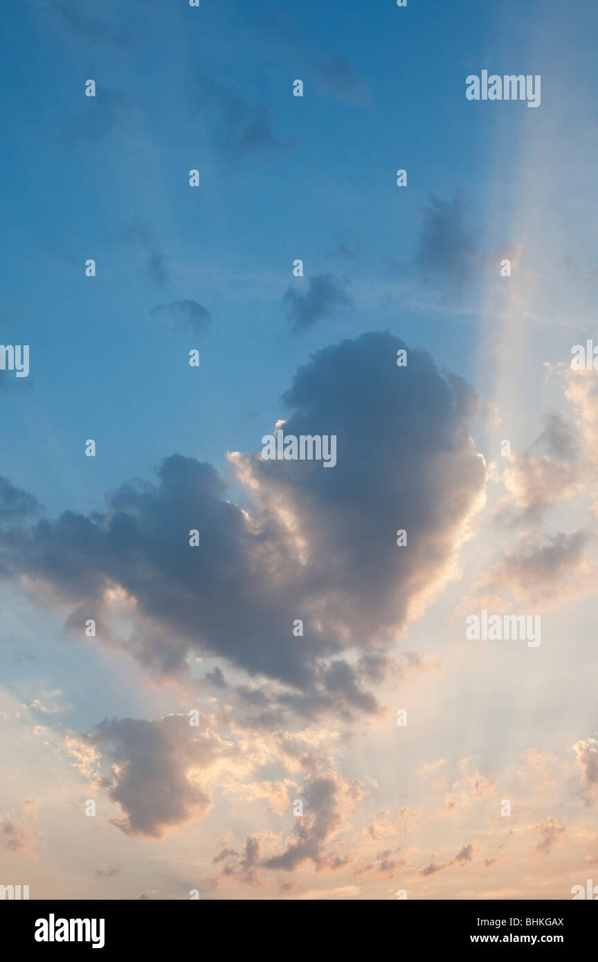 Herz-Form-Cloud und Sonnenuntergang in Indien Stockfoto