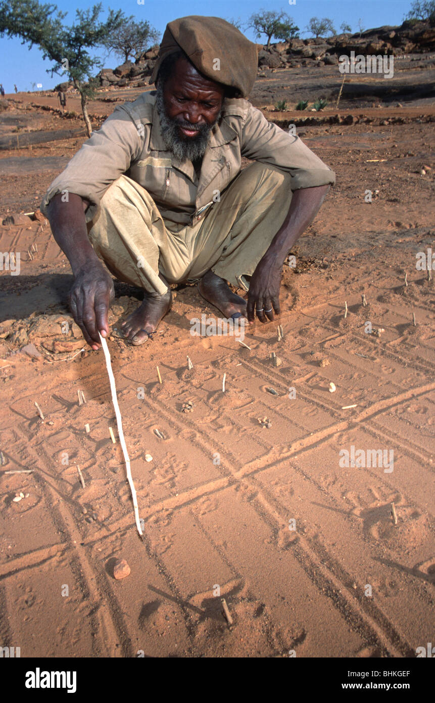 Ein Rutengänger anzeigenden Fuchs Fuchs paw Prints und interpretieren, um die Zukunft, Bongo, zahlt Dogon Mali vorherzusagen. Stockfoto