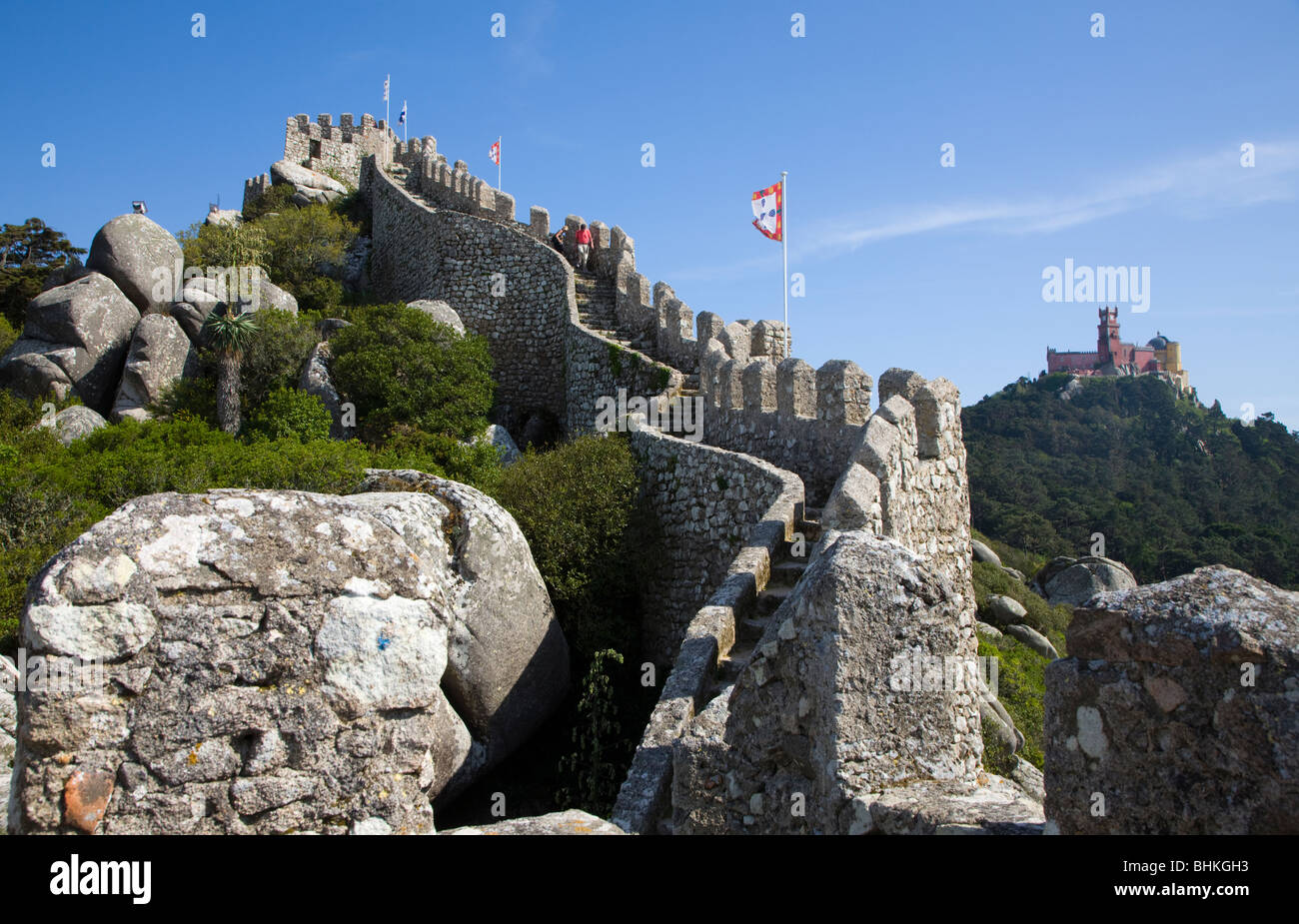 Sintra Portugal die maurische Burg in Sintra mit Blick auf den Palast von Pena Stockfoto