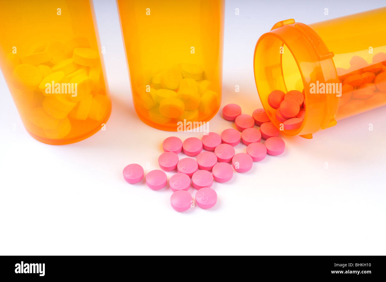 Flasche rosa Rezept Amitriptylin Pillen umgekippt mit 2 zusätzlichen Flaschen Pillen auf weißem Hintergrund. Stockfoto