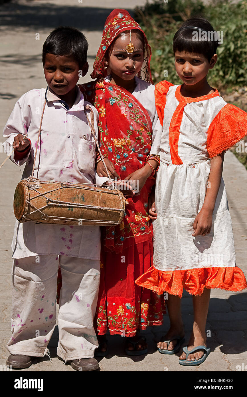 Indische Kinder an das hinduistische Festival von Holi in Almora teilnehmen. Stockfoto