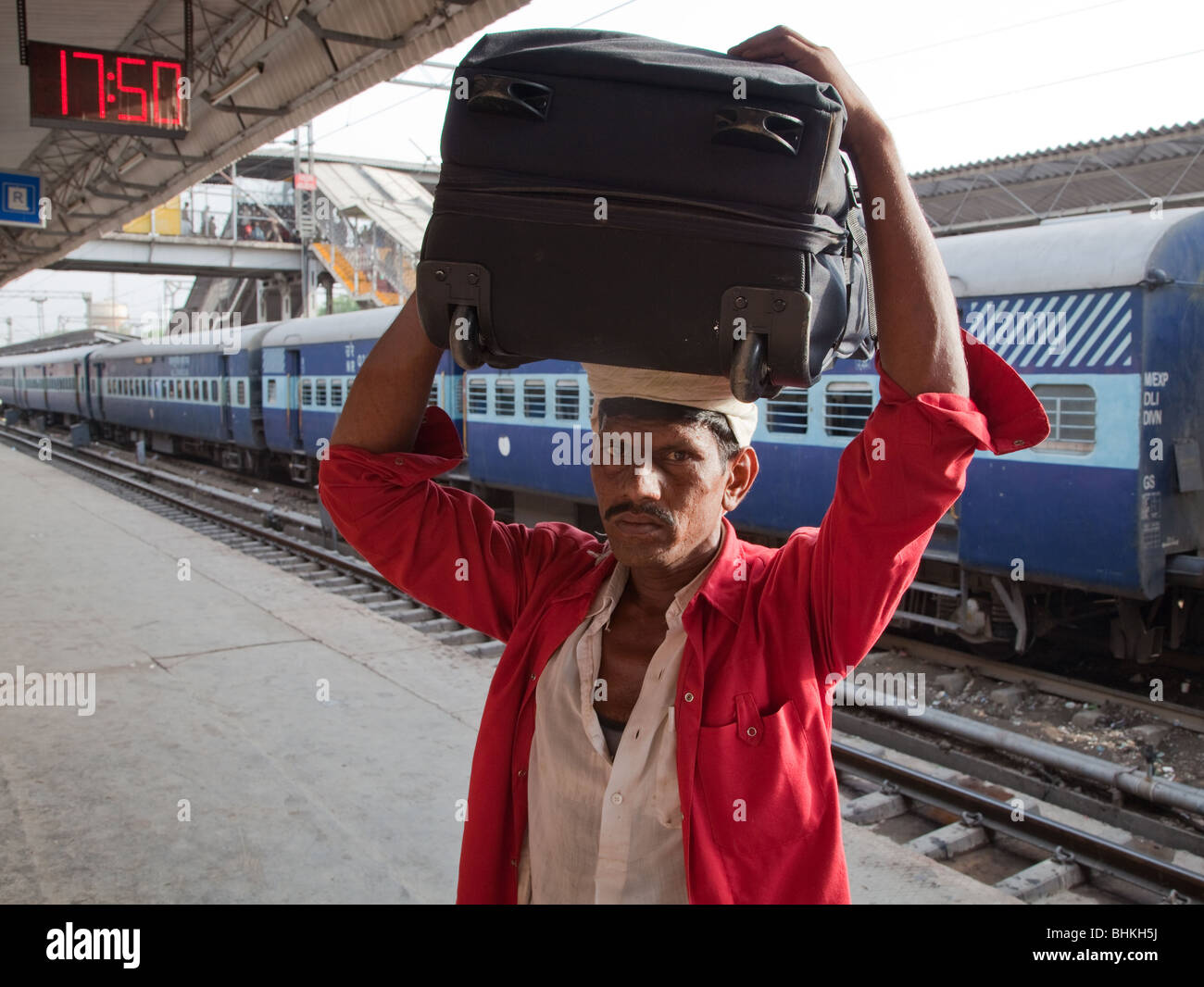 Indien Haryana New Delhi Railway Porter Stockfoto