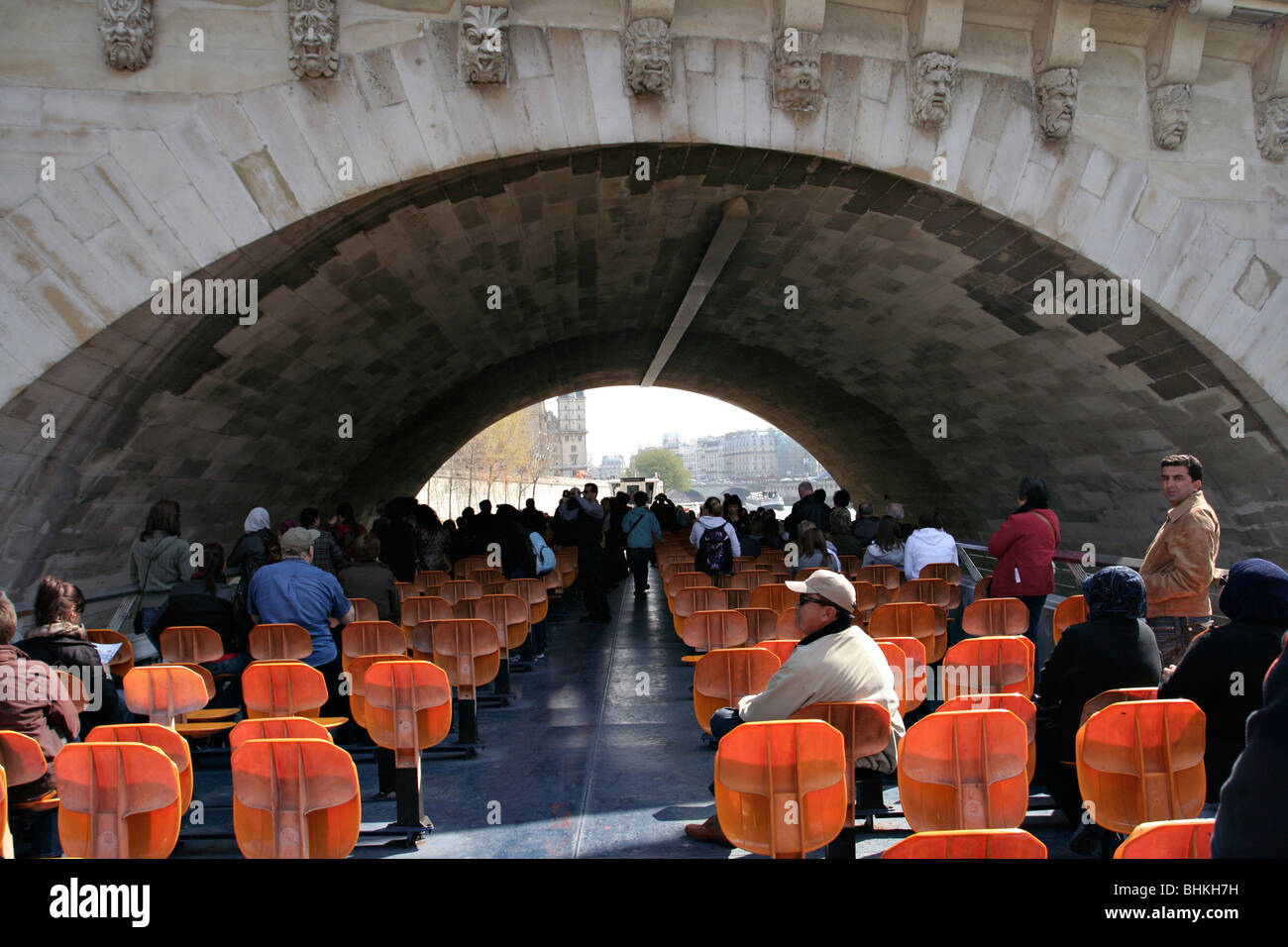 Eine Sightseeing Tour Boot bewegen unter einem Boot am Fluss Seine in Paris, Frankreich. Stockfoto