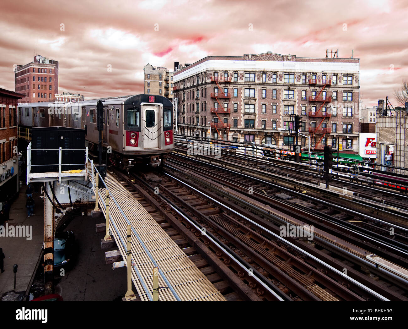 Die MTA 5 grüne u-Bahn-Linie in New York City fahren die Schiene verfolgt oberirdisch in der Bronx. Stockfoto