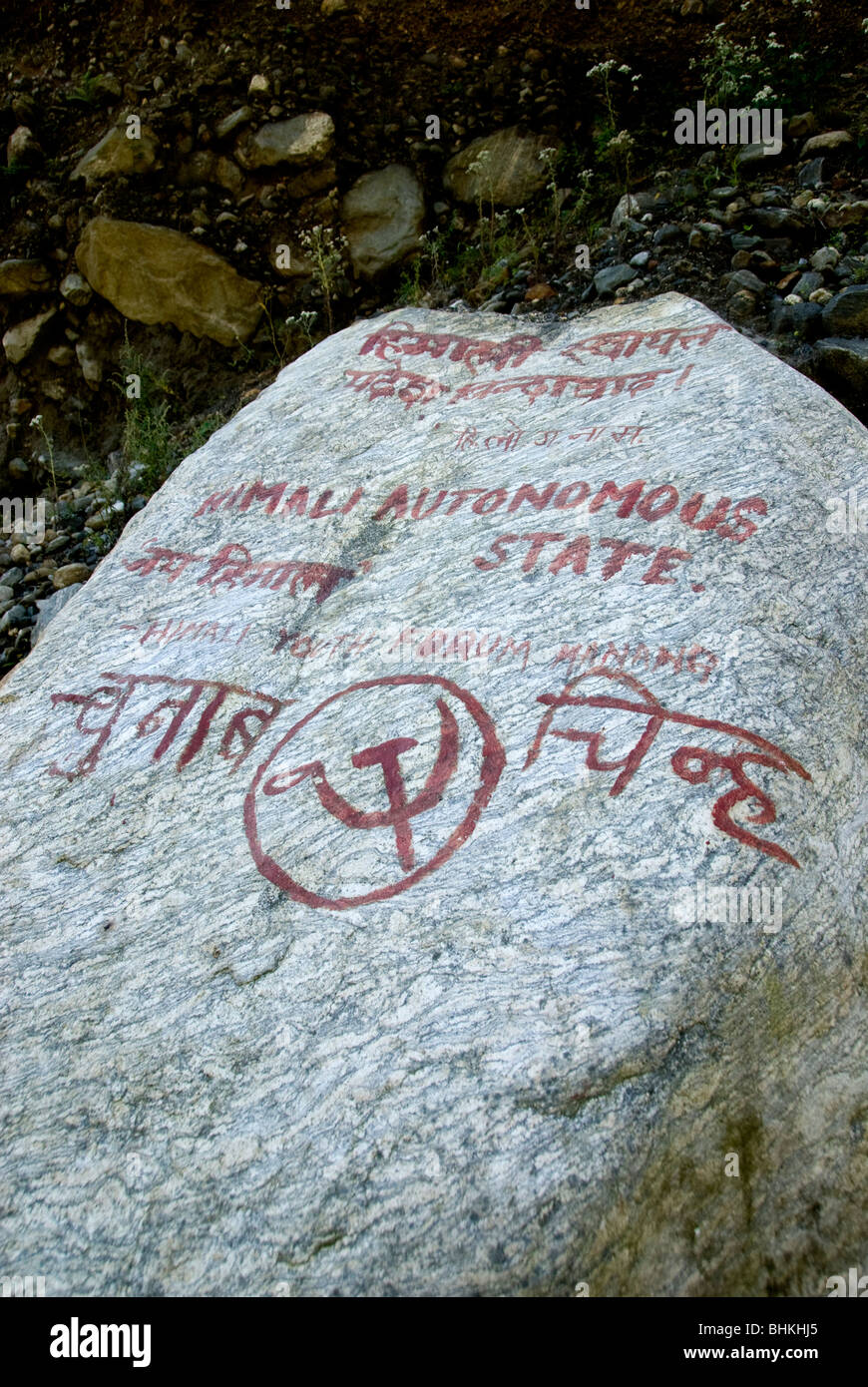 Maoistische Parolen auf Felsen in der Nähe von Bagarchhap Annapurna Circuit, Nepal Stockfoto