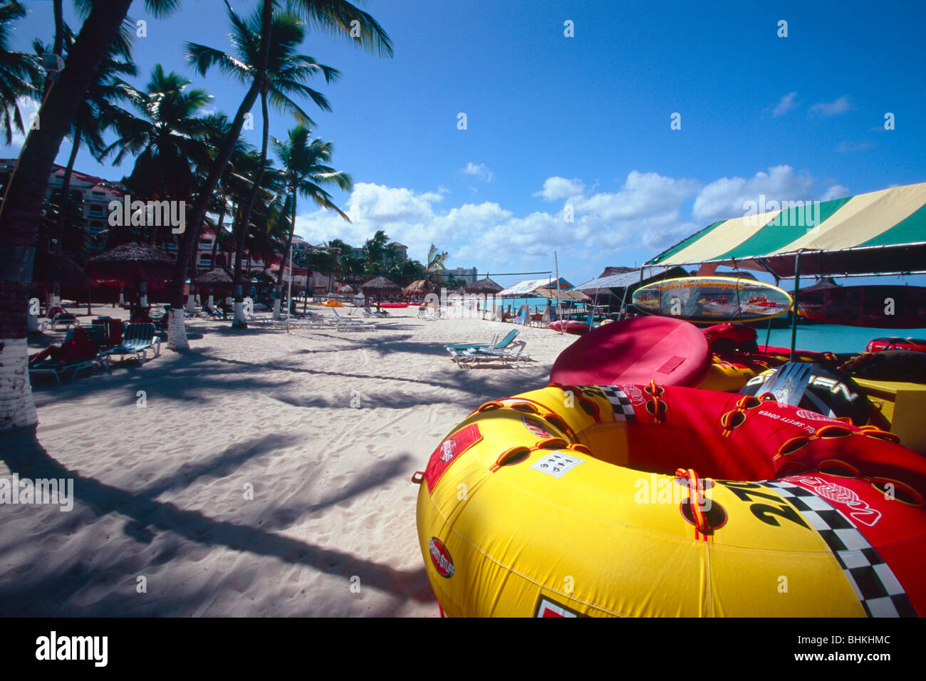 Aufblasbare Wasser floß am Eagle Beach, Aruba Stockfoto