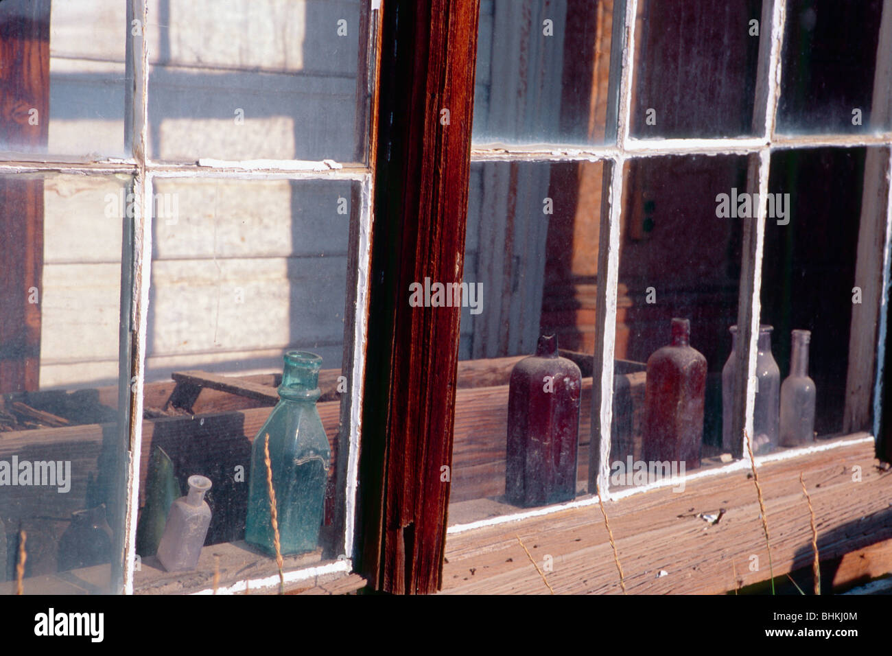 Alte Flaschen in einem Fenster, Bodie State Historic Park, Kalifornien Stockfoto