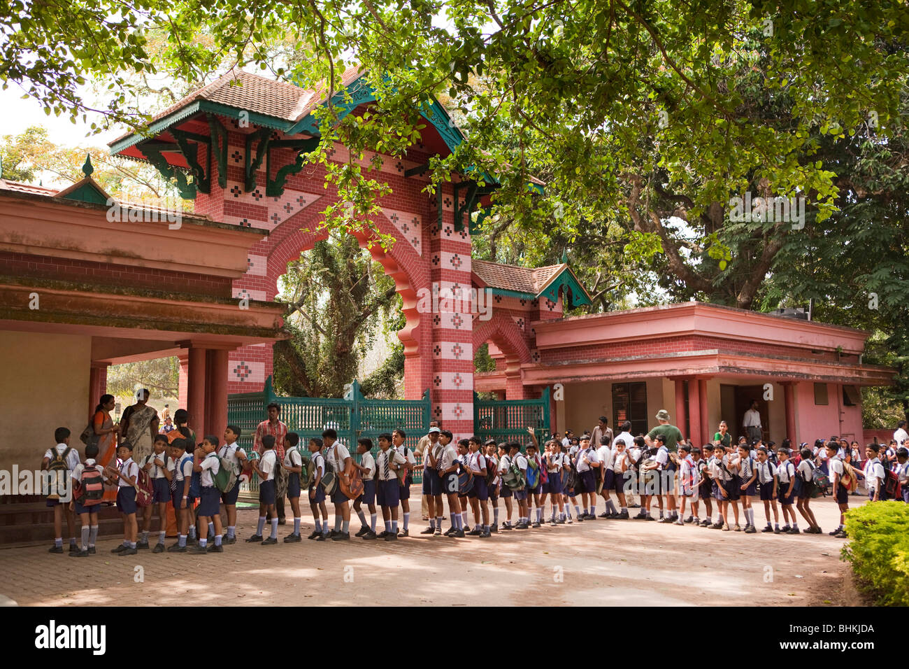 Indien, Kerala, Thiruvananthapuram (Trivandrum), zoologische Gärten, Gruppe von Schülern aufgereiht am Eingang Stockfoto