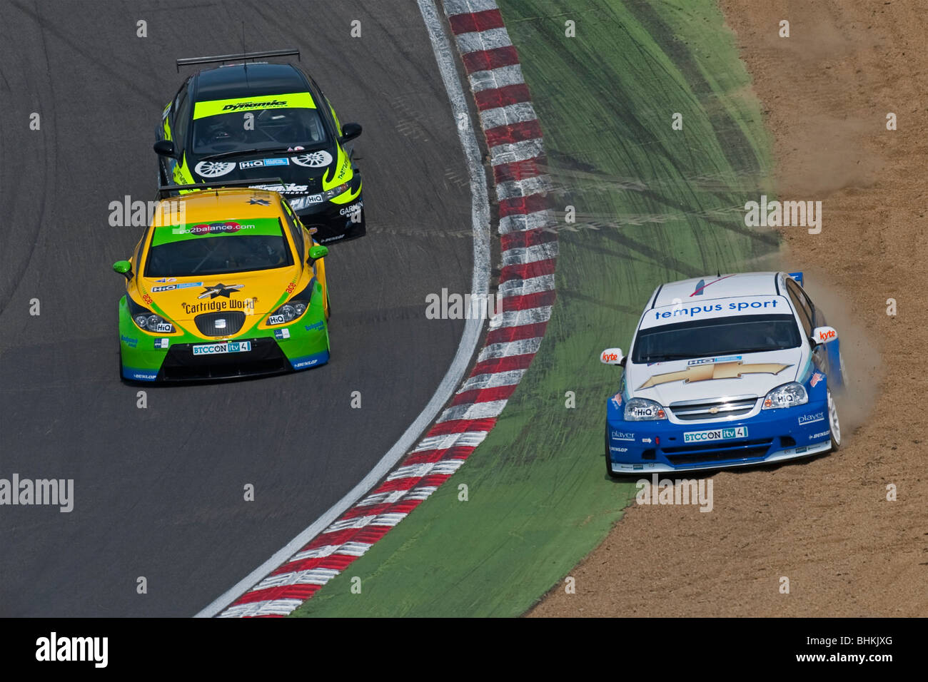 BTCC Rennen in Brands Hatch, wie Dre, das Fahrerlager Kurve eins ein Auto Autos umrunden hat zwei Räder im Kies. Stockfoto