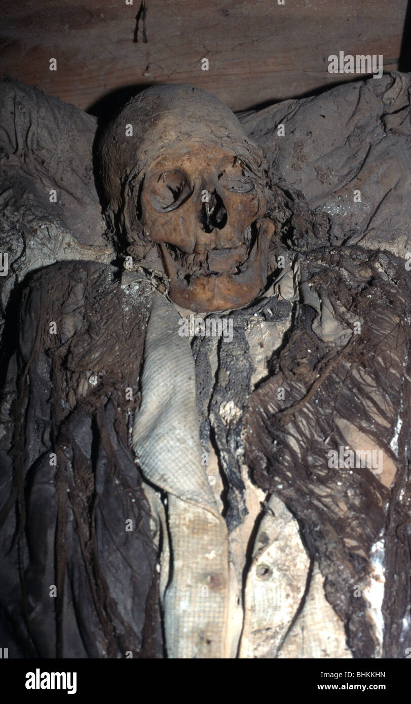 Bekleidete Leiche in einem Sarg in den Katakomben der Templo del Carmen