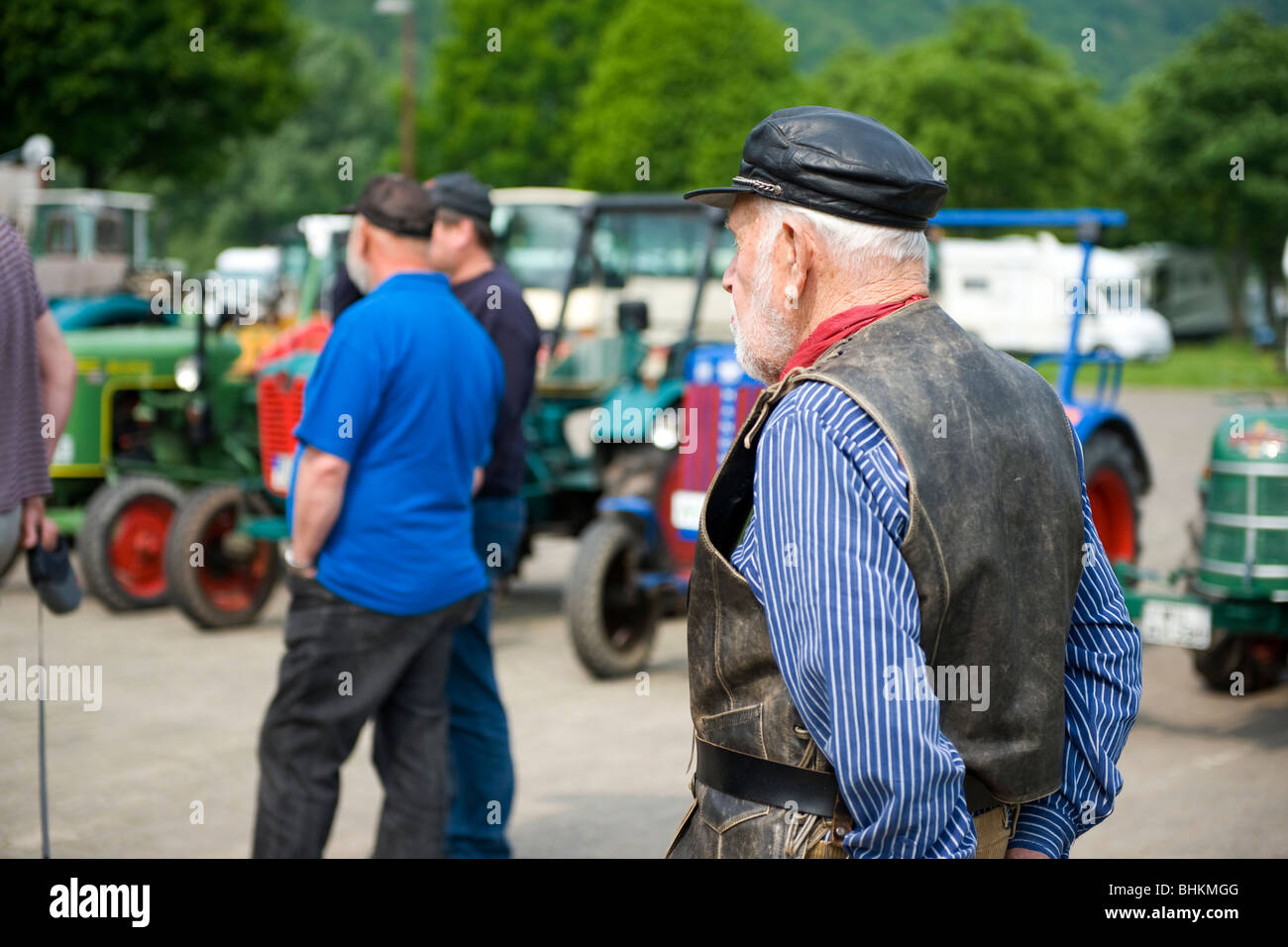 Landwirt im Freien bei einem Traktor Verkauf event Stockfoto