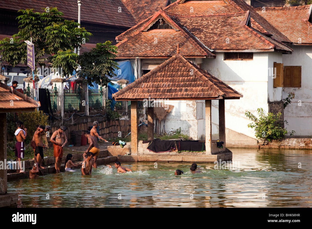 Indien, Kerala, Thiruvananthapuram, (Trivandrum), Hindu-Tempel Sri Padmanabhaswamy Tank Anbeter im Wasser Stockfoto