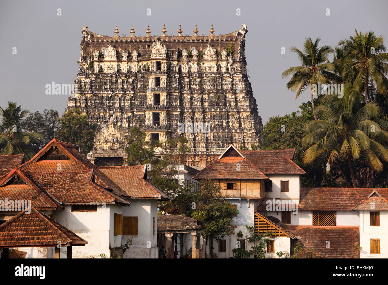 Indien, Kerala, Thiruvananthapuram, (Trivandrum), Hindu-Tempel Sri Padmanabhaswamy Gopuram über lokale Häuser Stockfoto