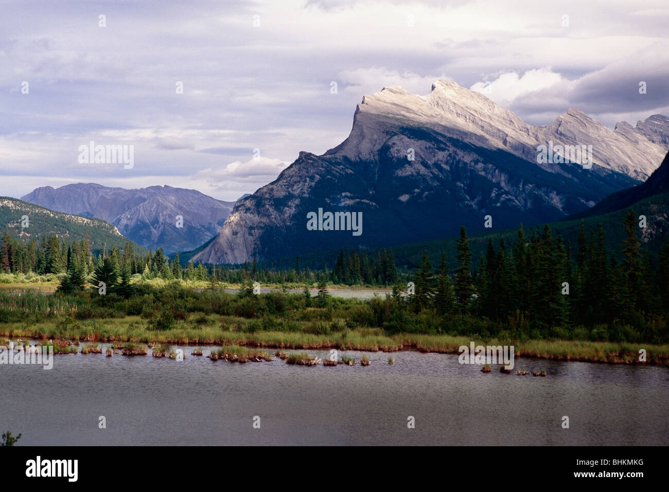Mount Rundle gesehen von Vermilion Lakes, Banff, Alberta, Kanada Stockfoto