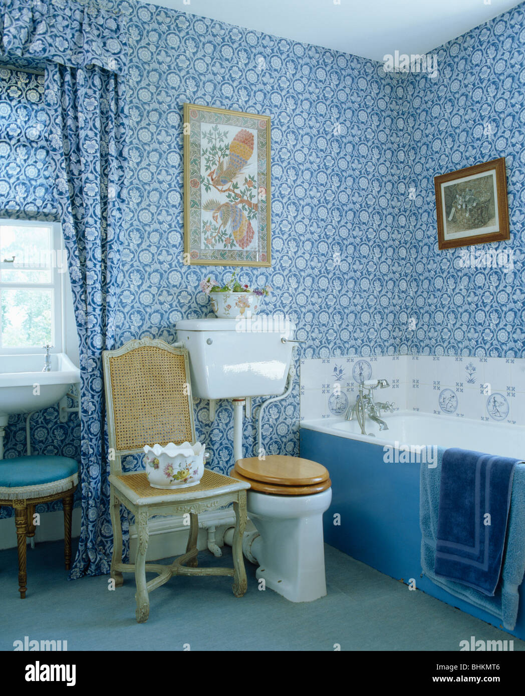 Blau + Weiß floral Tapete und passende Vorhänge im traditionellen  Badezimmer mit antiken Stuhl neben Toilette mit Holzsitz Stockfotografie -  Alamy