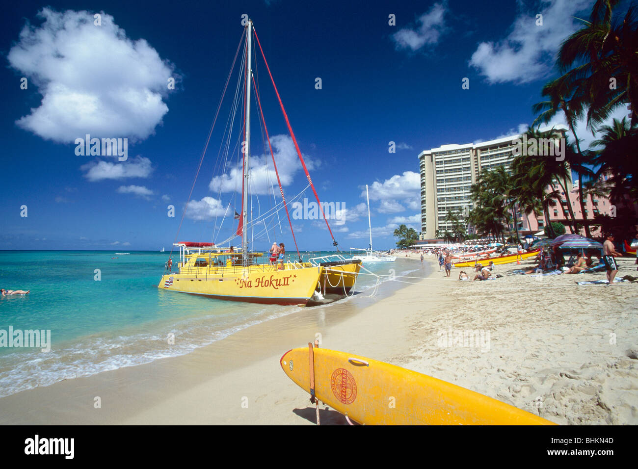 Katamaran auf Waikiki Beach, Honolulu, Oahu, Hawaii Stockfoto