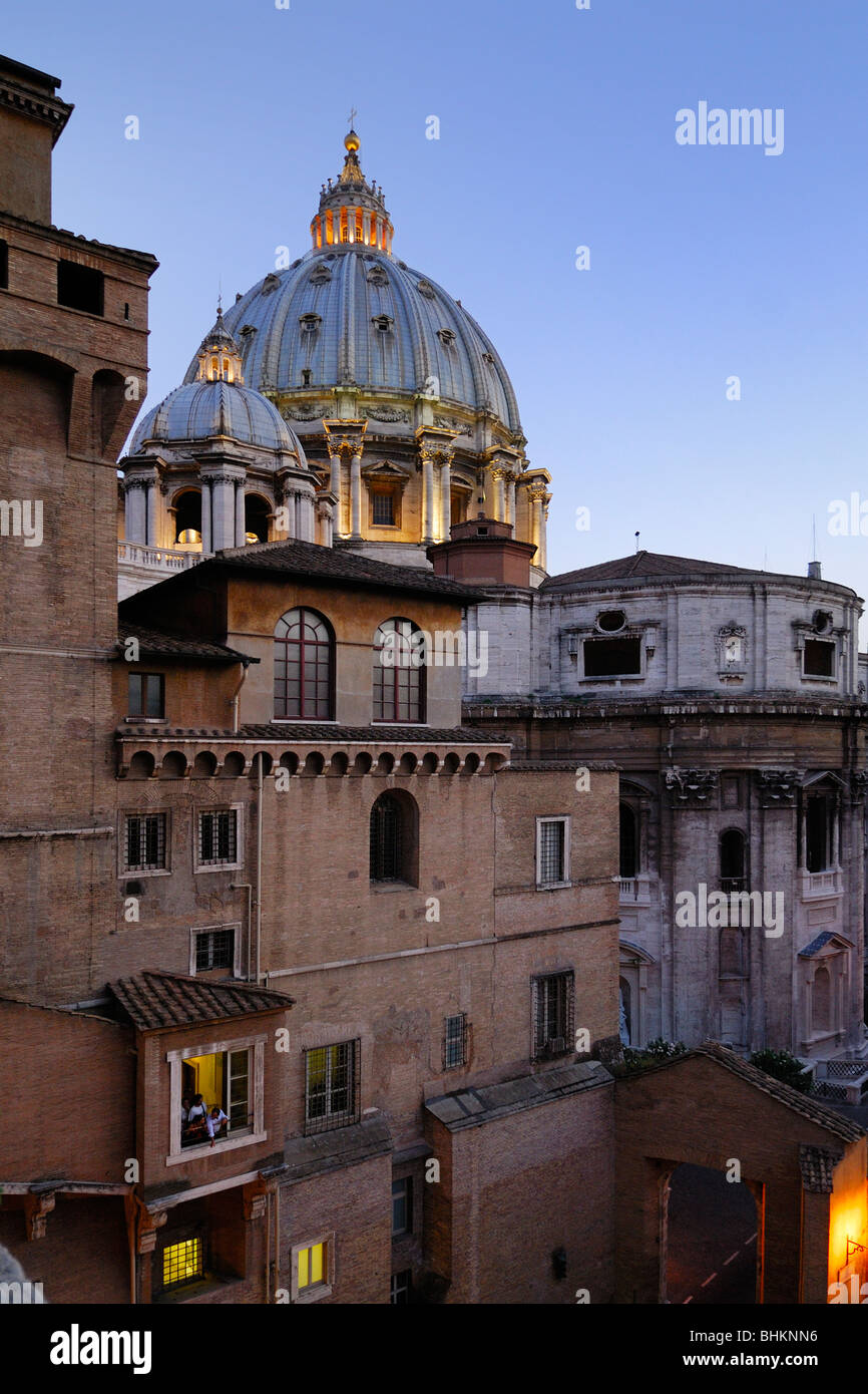 Rom. Italien. Die Kuppel von St. Peter-Basilika aus dem Vatikan-Museum. Stockfoto