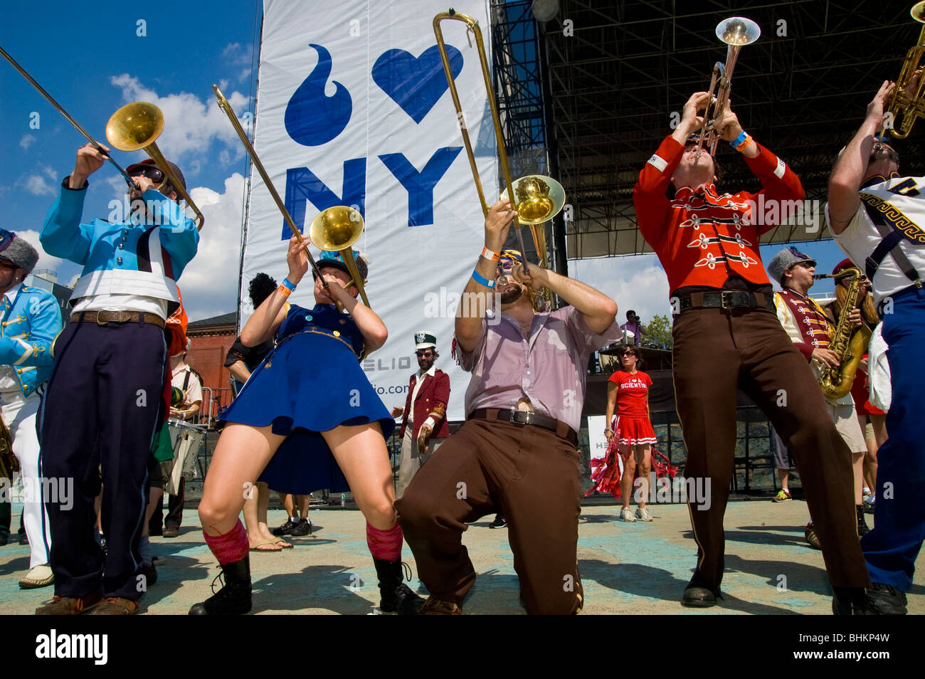 "Mucca Pazza," marching Band aus Chicago, führt am McCarren Park Pool in Brooklyn, New York. Stockfoto