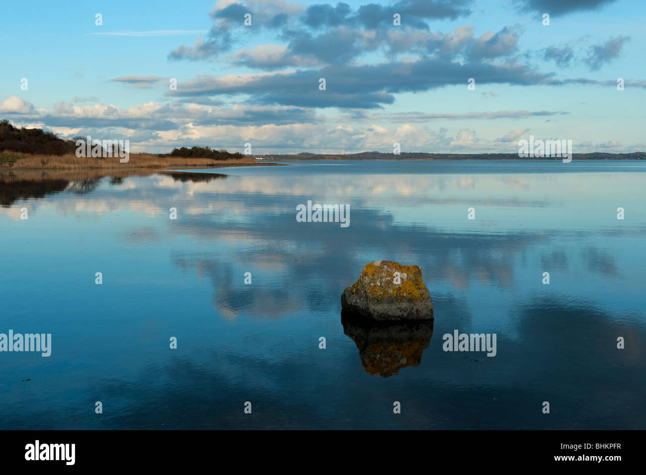 Strangford Lough Wasserspiegelungen Himmel und Wolken Stockfoto