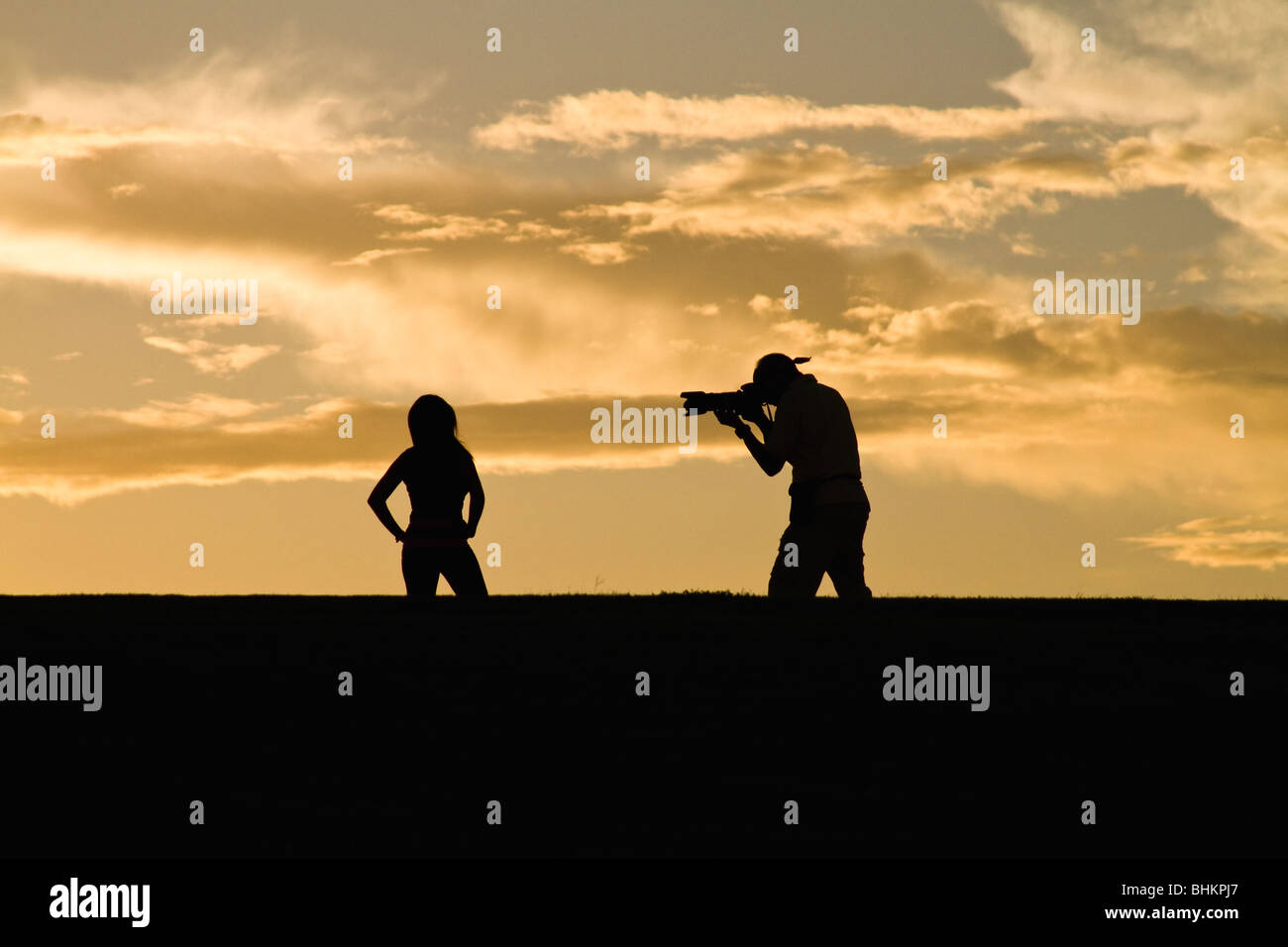 Silhouette von einem Fotografen und ein weibliches Modell Stockfoto