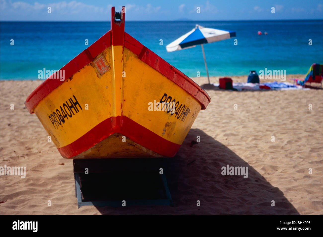 Close Up Frontalansicht eines bunten Boot am Karibik-Strand, Puerto Rico Stockfoto