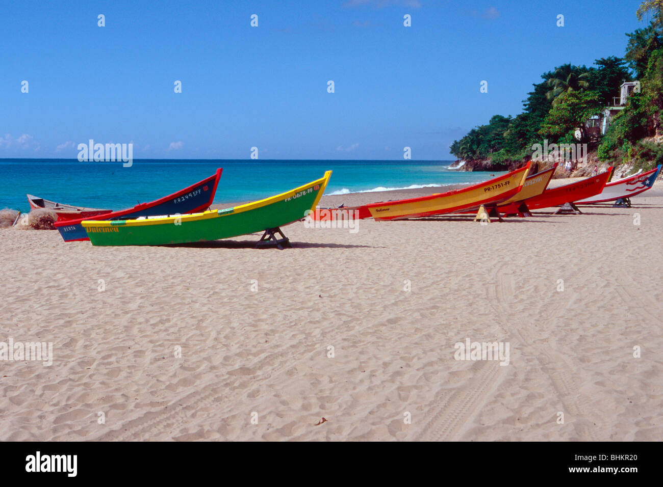 Breiten Sandstrand mit bunten Booten, Playa Crashboat, Puerto Rico Stockfoto