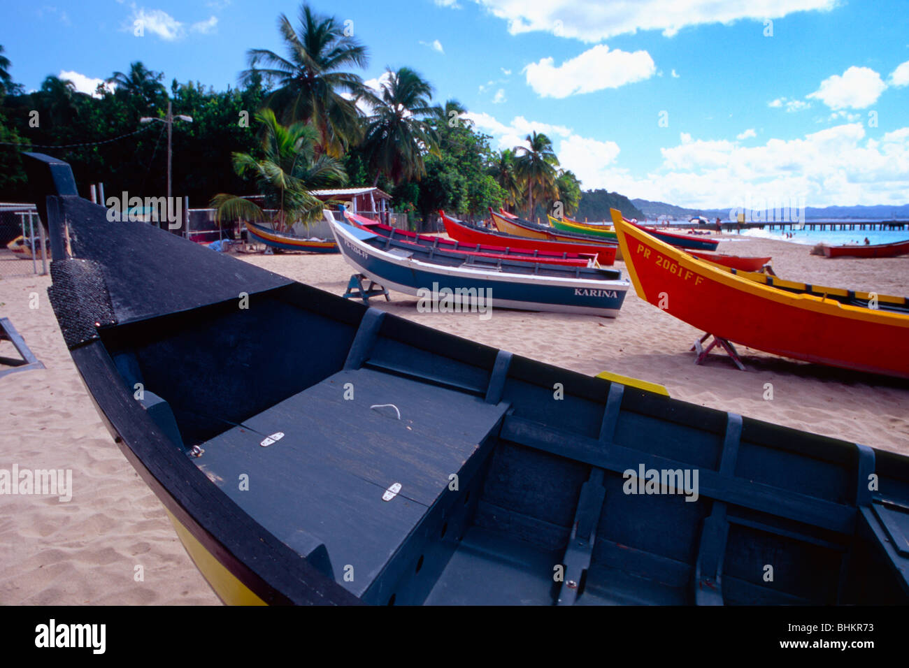 Angelboote/Fischerboote aufgereiht am Strand, Aguadilla, Puerto Rico Stockfoto