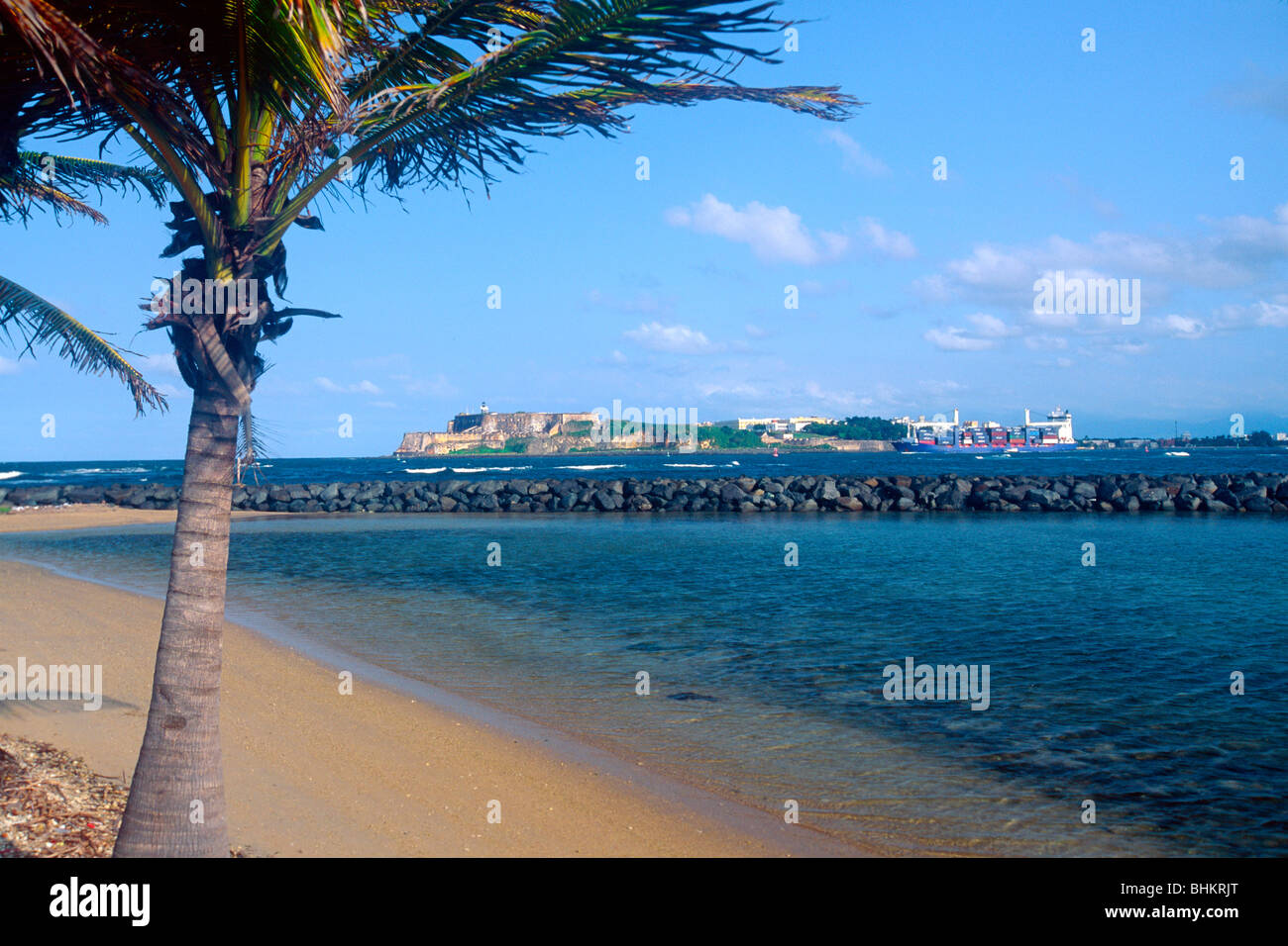 Blick auf die Bucht von San Juan mit einem Container-Schiff Segeln aus Puerto Rico Stockfoto