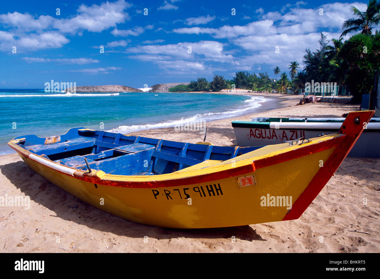 Fischerboot am Strand Playa jobos, Isabela, Puerto Rico Stockfoto