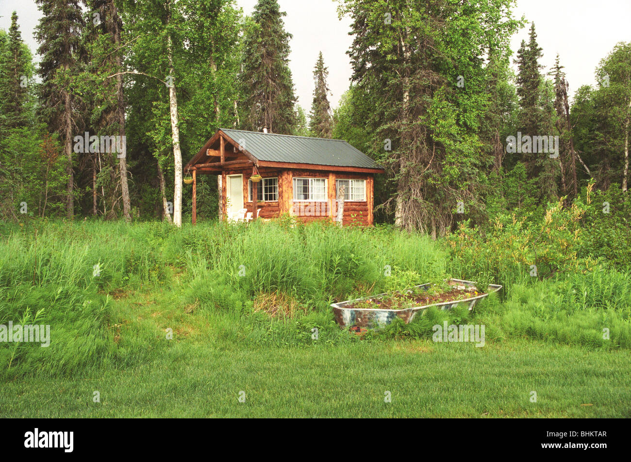 Ein Jagd- und Angel-Blockhaus am Fluss Talachulitna in Alaska Stockfoto