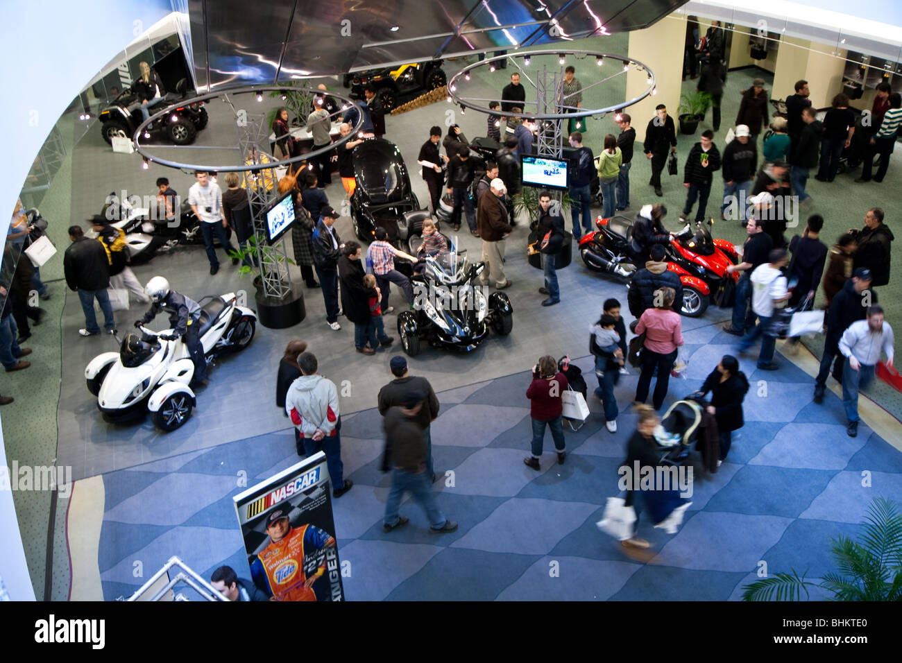 Vogel-Blick von der Masse an 2010 Canadian International AutoShow (CIAS) in Toronto, Ontario, Kanada. Stockfoto