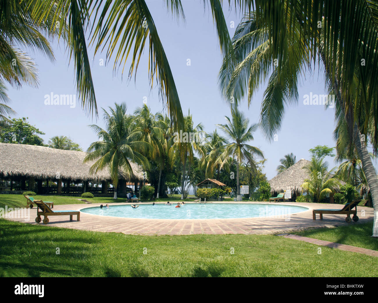 El Salvador. Pool von Club Atami. Küste der Abteilung La Libertad. Stockfoto