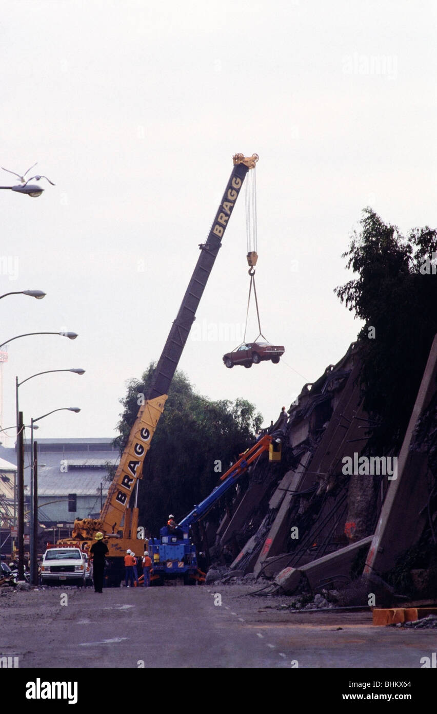 Entfernen eines der vielen Autos stecken auf dem eingestürzten Oberdeck des Cypress Freeway nach 1989 Loma Prieta Erdbeben Stockfoto
